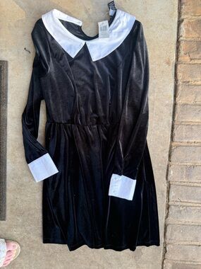 NWT Goth Hot Topic White and Black Velvet Dress with Contrasting Trim